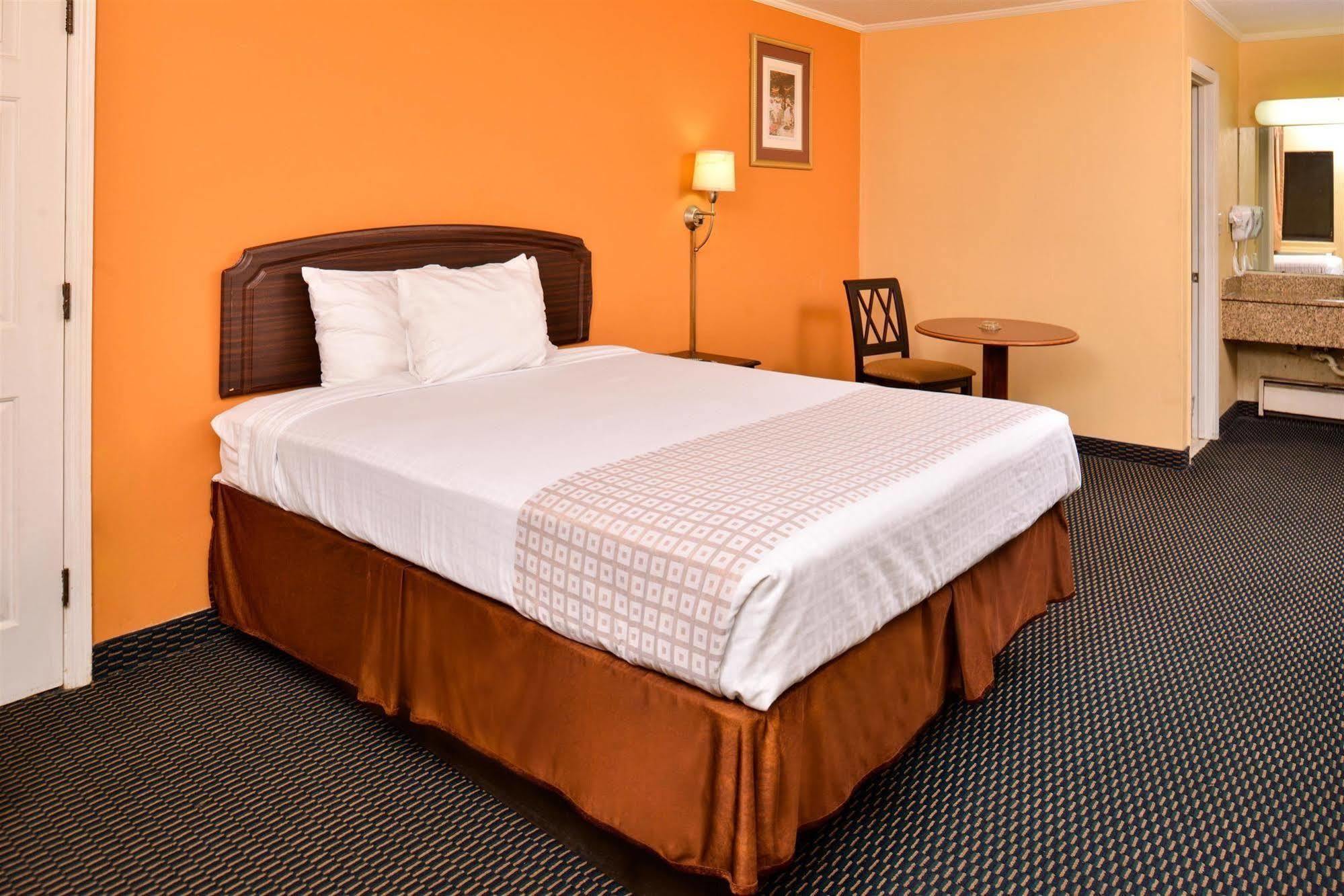 Loyalty Inn Рокінгем Екстер'єр фото